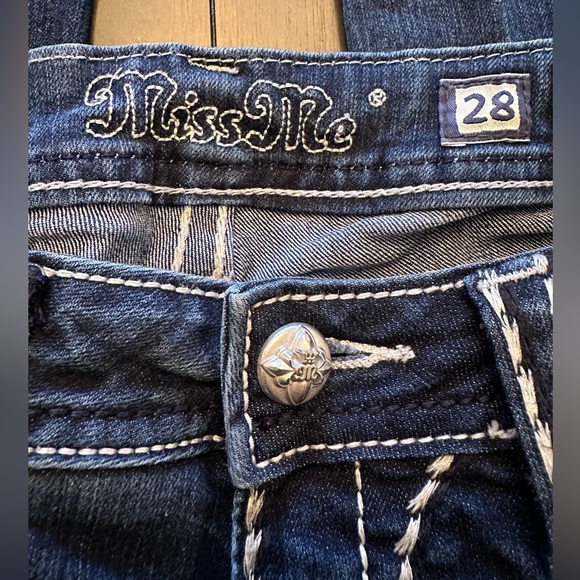 Miss Me Loose Saddle Stitch Border Skinny Jeans. Sizes: 27 & 28 - Picture 13 of 14